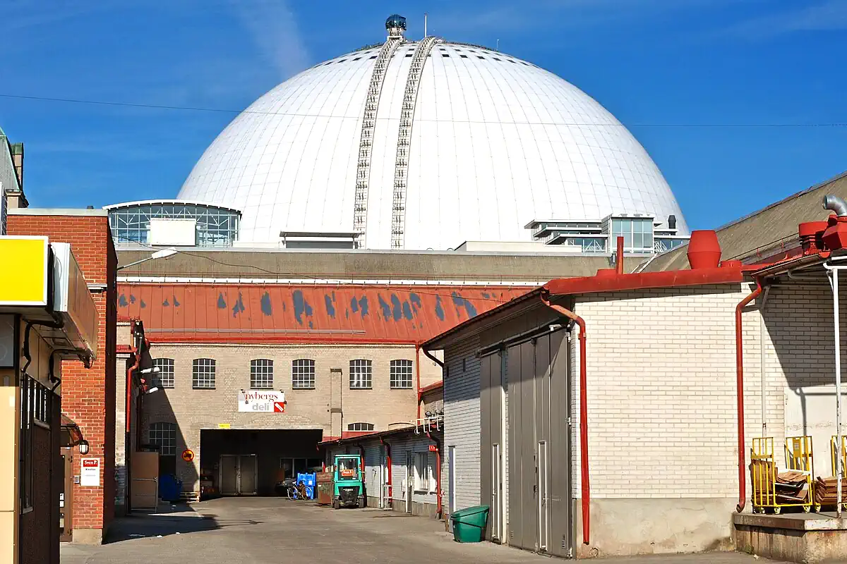 View from the Slakthusområdet district in southern Stockholm, with the Globe (Avicii Arena) in the background. Photo: Ankara (CC BY-SA 3.0)
