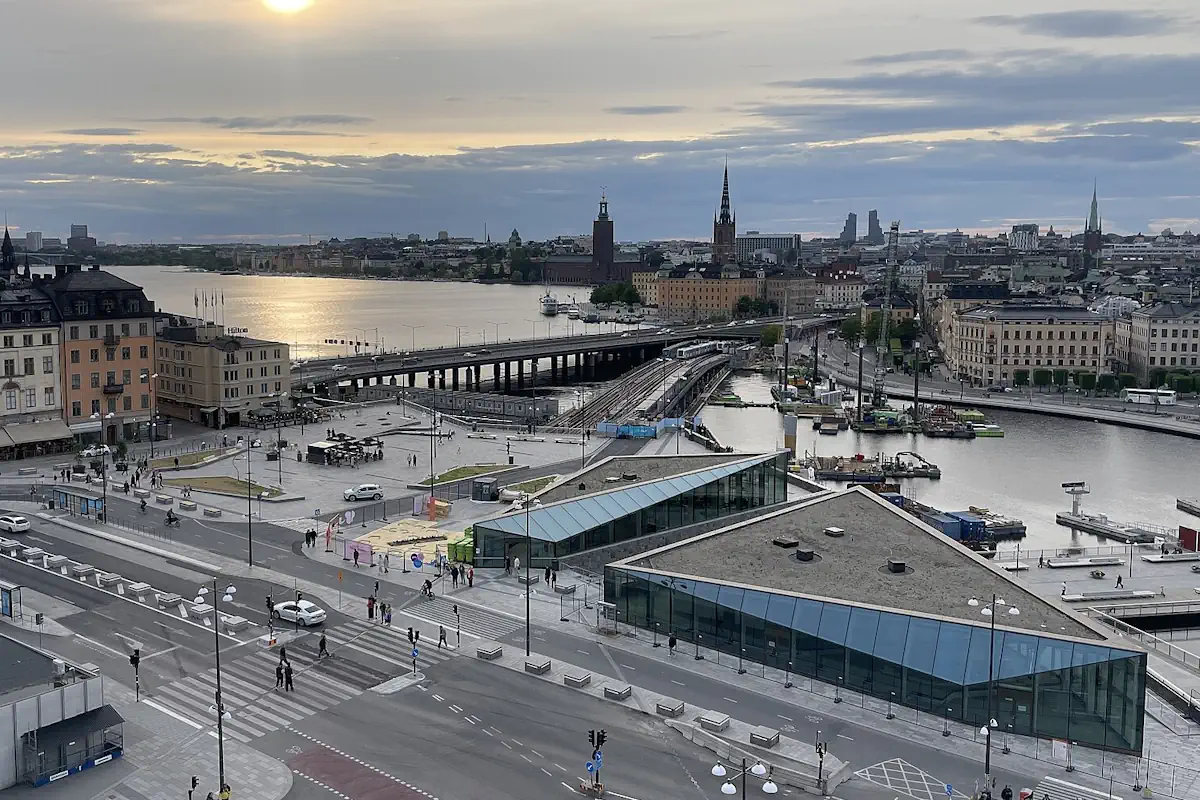 Slussen seen from the Katarina Elevator, looking toward Stockholm City Hall. Photo: Chiamh (CC BY-SA 4.0)