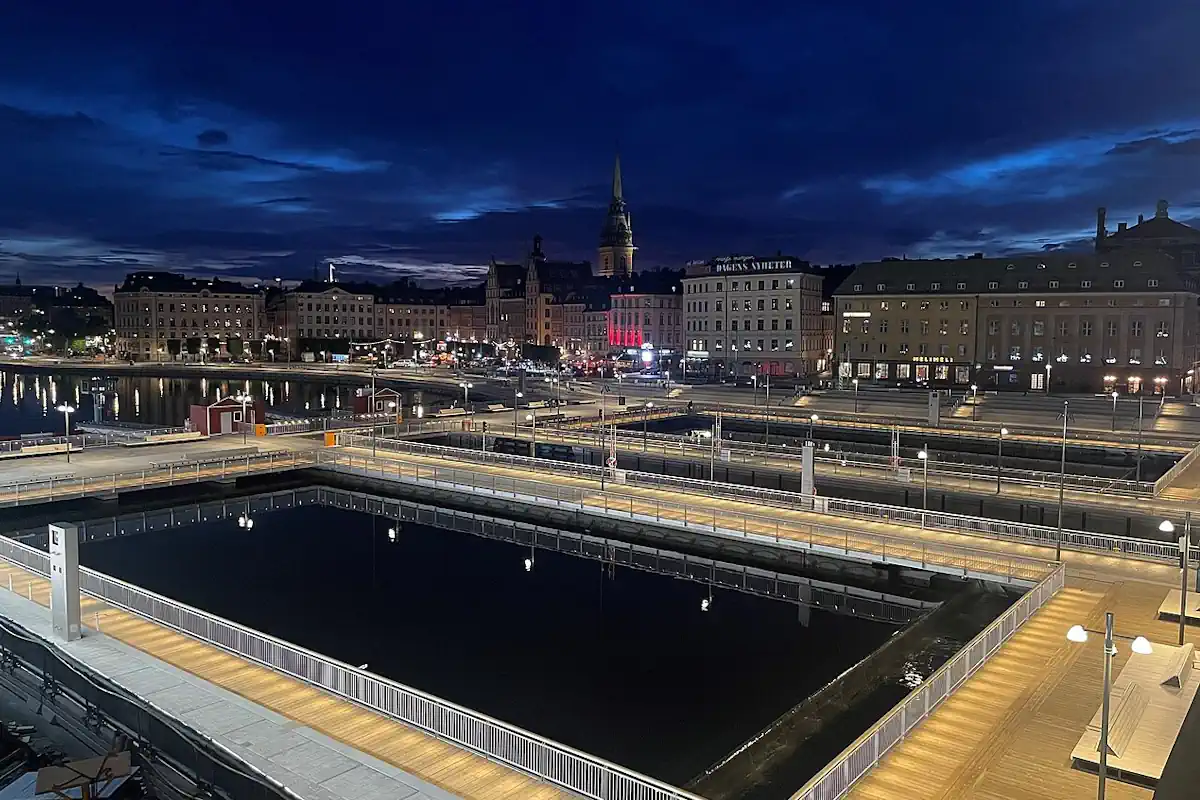 Night-time view of Vattentorget at Slussen, with the German Church in Gamla Stan visible in the background. Photo: Chiamh (CC BY-SA 4.0)