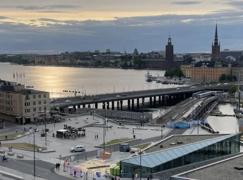 Slussen seen from the Katarina Elevator, looking toward Stockholm City Hall. Photo: Chiamh (CC BY-SA 4.0)