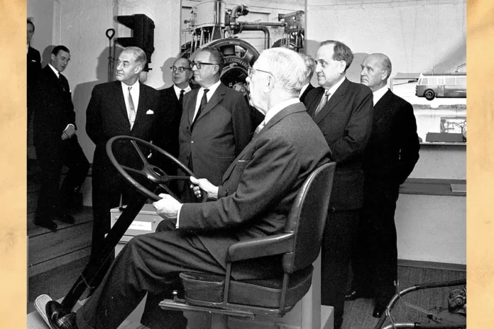 King Gustav VI Adolf visits the Stockholm transport museum in 1963. Photo: Gunnar Ekelund (Public domain)