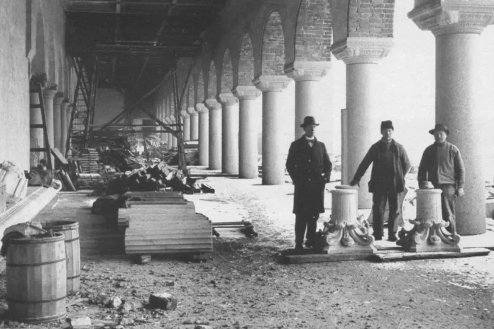 Work in the arcade of Stockholm City Hall, 1916. Public domain.