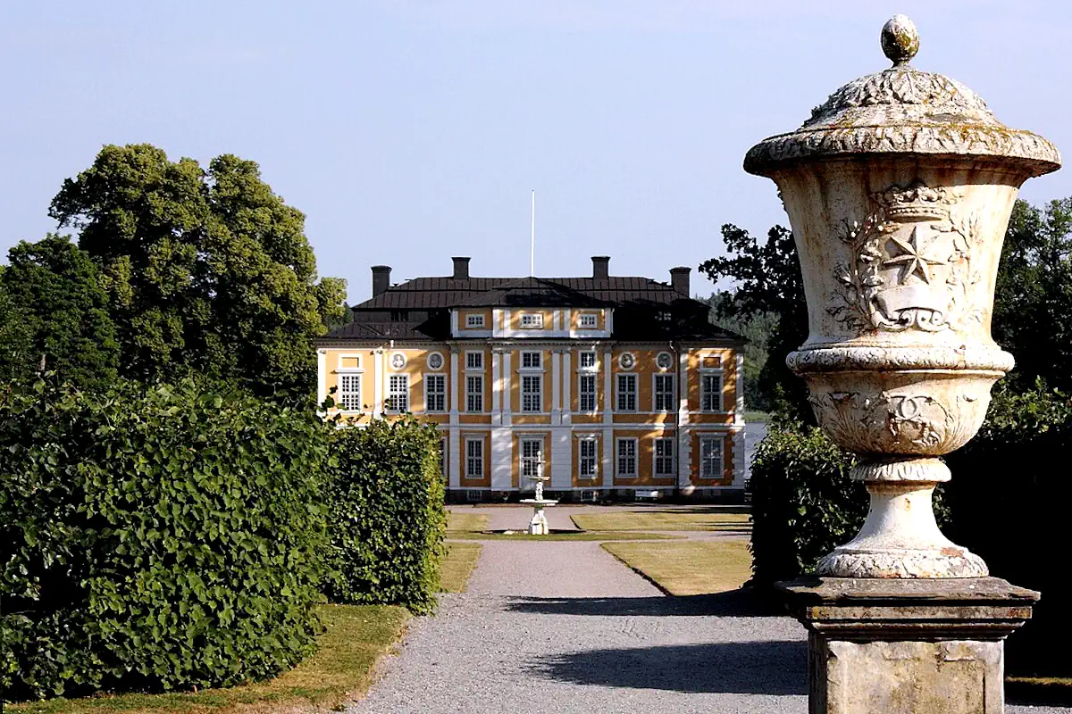 Steninge Palace, view from the north, with the water glimpsed to the right. Photo: Archeopteryx (CC BY-SA 3.0)
