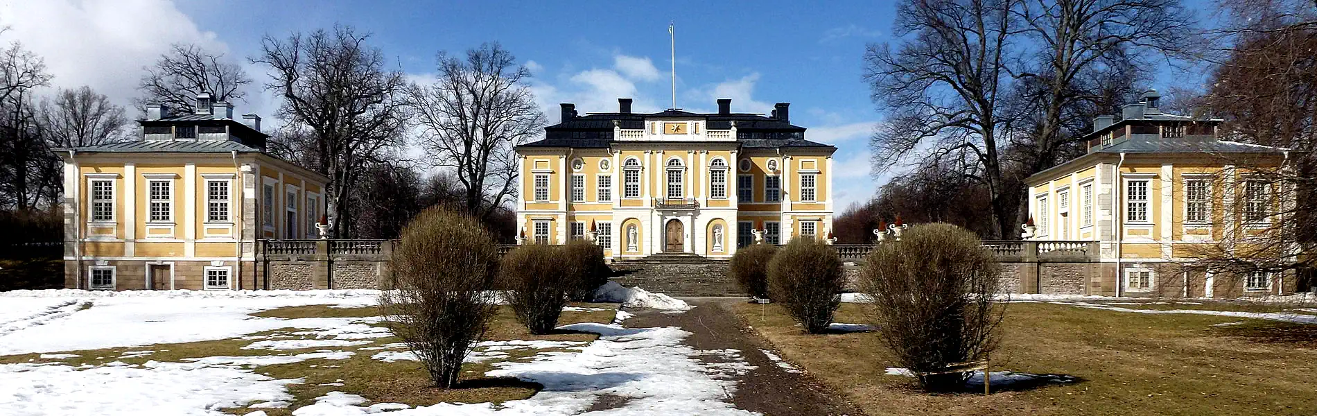 Steninge Palace outside Märsta in northern Stockholm, façade facing Lake Mälaren. Photo: Holger.Ellgaard (CC BY-SA 3.0)