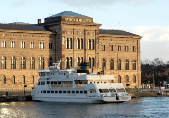 Nationalmuseum on Blasieholmen in central Stockholm, seen from the water. Photo: chas B (CC BY 2.0)