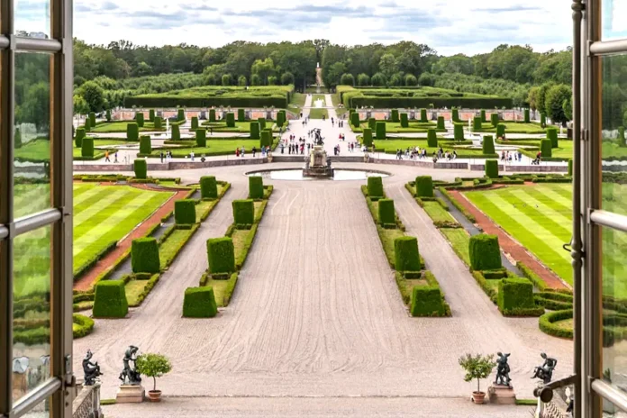 View over the baroque garden of Drottningholm Palace. Photo: Martin Kraft (CC BY-SA 4.0)