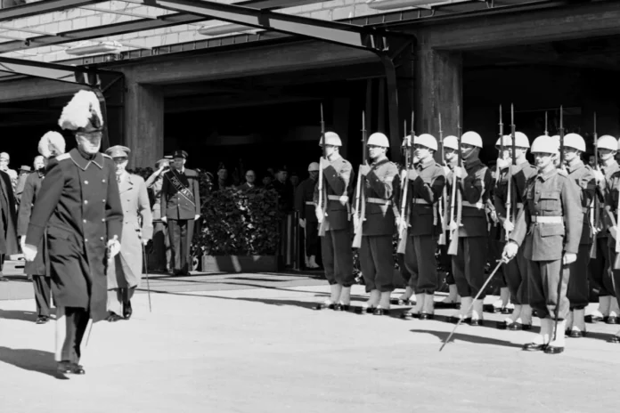 King Gustaf VI Adolf greets Swedish soldiers at Stockholm Central Station, in connection with a state visit from Norway in 1959. Photo: Lorentz Larsson (CC0)