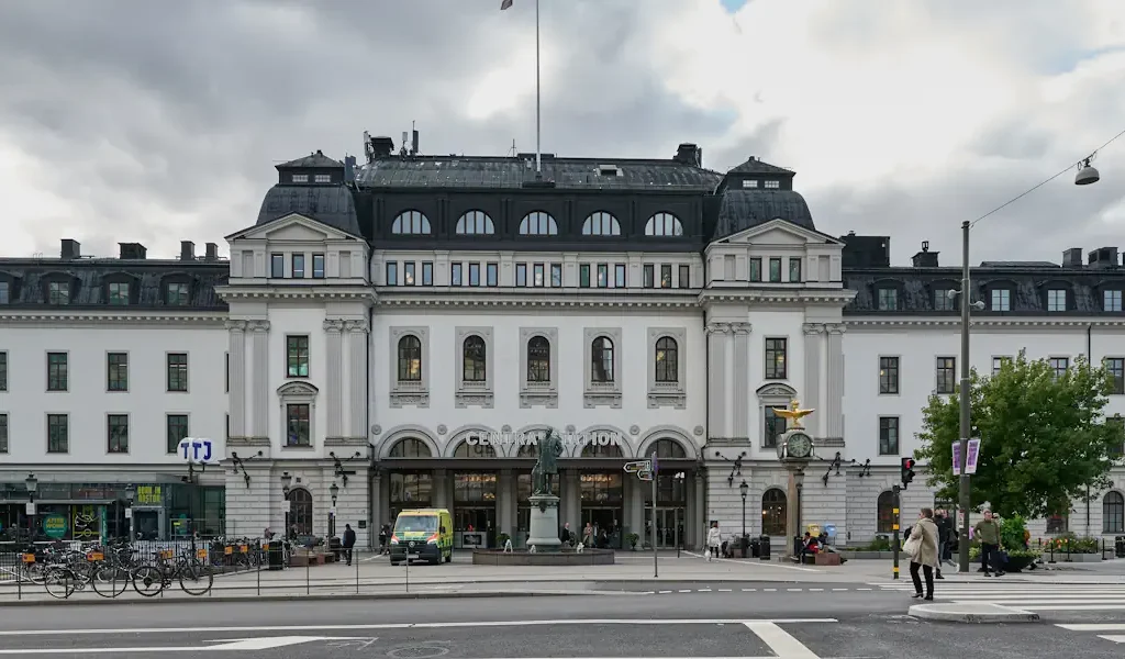 View towards Stockholm Central Station's main entrance, seen from Vasagatan. Photo: Leonhard Lenz (CC0)