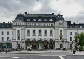 View towards Stockholm Central Station's main entrance, seen from Vasagatan. Photo: Leonhard Lenz (CC0)