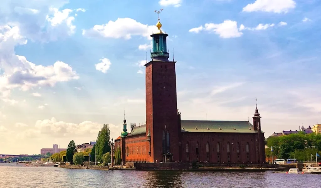 Stockholm City Hall, view from Riddarholmen. Photo: Robert Eklund (Unsplash.com)