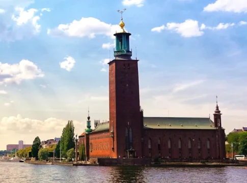 Stockholm City Hall, view from Riddarholmen. Photo: Robert Eklund (Unsplash.com)