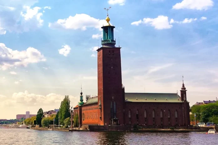 Stockholm City Hall, view from Riddarholmen. Photo: Robert Eklund (Unsplash.com)