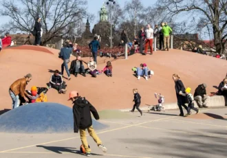 The rubber mounds in Vasaparken, Vasastan near Odenplan — an ideal spot for children to run and play. Photo: I99pema (CC BY-SA 3.0)