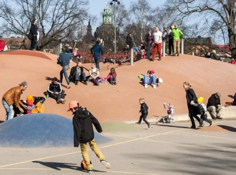 The rubber mounds in Vasaparken, Vasastan near Odenplan — an ideal spot for children to run and play. Photo: I99pema (CC BY-SA 3.0)