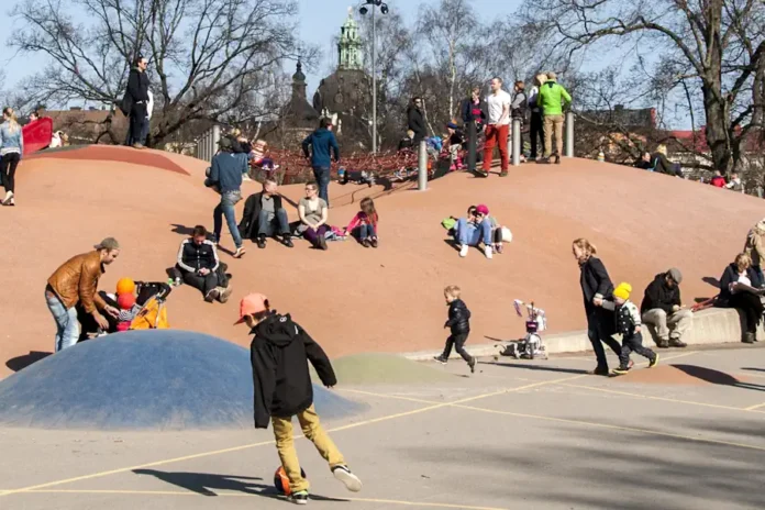 The rubber mounds in Vasaparken, Vasastan near Odenplan — an ideal spot for children to run and play. Photo: I99pema (CC BY-SA 3.0)