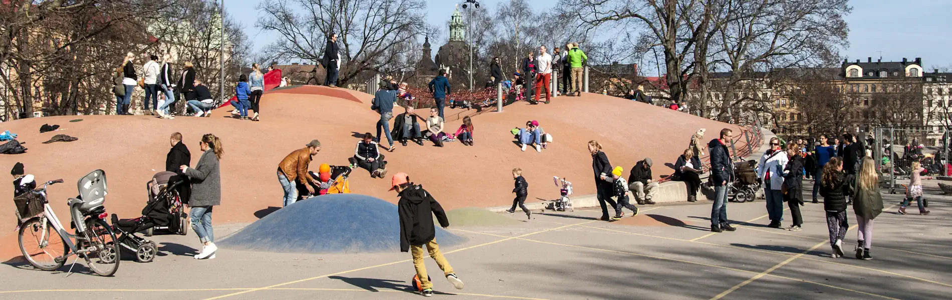 The rubber mounds in Vasaparken, Vasastan near Odenplan — an ideal spot for children to run and play. Photo: I99pema (CC BY-SA 3.0)