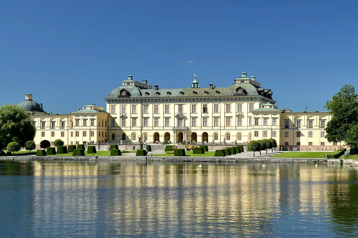 Drottningholm’s eastern façade from Lake Mälaren. Photo: Pudelek (CC BY-SA 4.0)