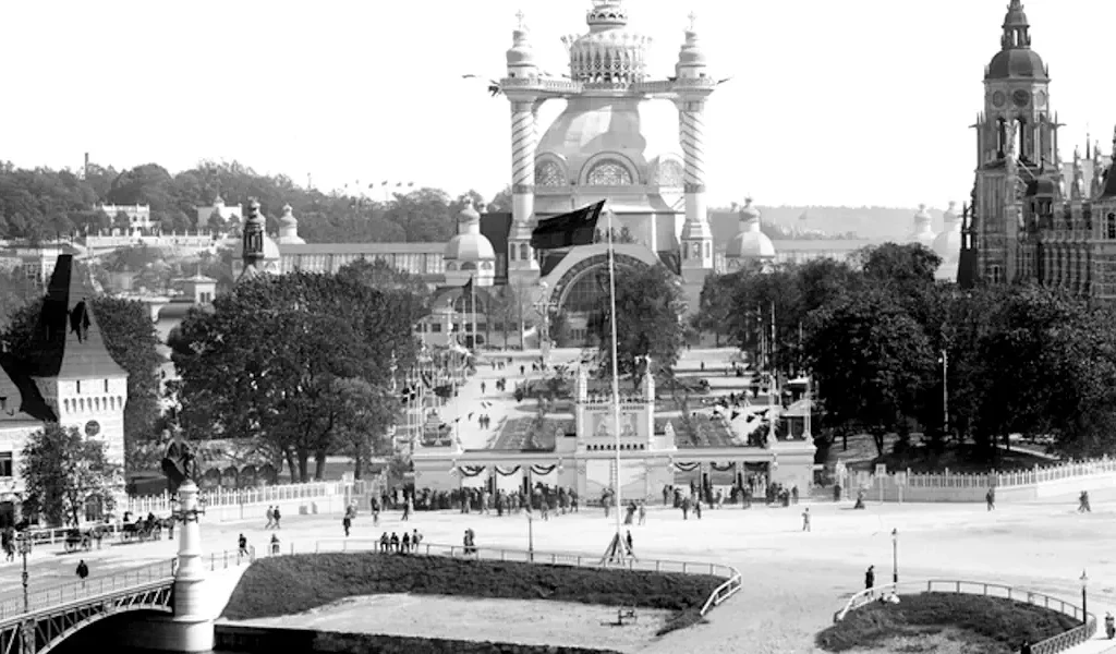 View from Strandvägen towards Djurgården and the 1897 exhibition. Djurgården Bridge to the left, Nordic Museum to the right. Photo: Arthur Möllman (CC BY-NC)