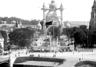 View from Strandvägen towards Djurgården and the 1897 exhibition. Djurgården Bridge to the left, Nordic Museum to the right. Photo: Arthur Möllman (CC BY-NC)