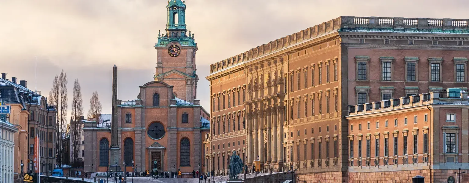 Storkyrkan visible at the end of Slottsbacken, seen from across the water. Photo: Julian Herzog (CC BY 4.0)