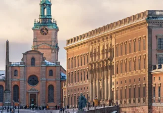 Storkyrkan visible at the end of Slottsbacken, seen from across the water. Photo: Julian Herzog (CC BY 4.0)