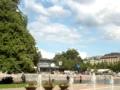 The statue Solsångaren surrounded by summer greenery in Strömparterren. View toward Kungsträdgården, and a glimpse of the Royal Opera in the background. Photo: Rhododendrites (CC BY-SA 4.0)