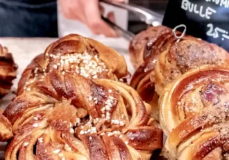 A cinnamon bun with coffee is a typical Swedish fika. Photo: Jessica Guzik (Unsplash.com)