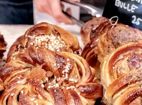 A cinnamon bun with coffee is a typical Swedish fika. Photo: Jessica Guzik (Unsplash.com)