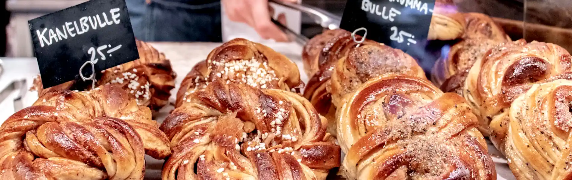 A cinnamon bun with coffee is a typical Swedish fika. Photo: Jessica Guzik (Unsplash.com)