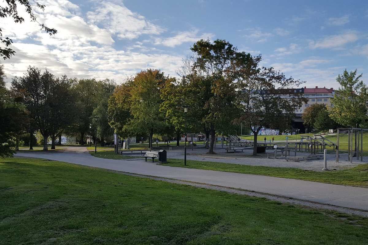Outdoor gym at Tantolunden in Stockholm. Photo: IngimarE (CC BY-SA 4.0).