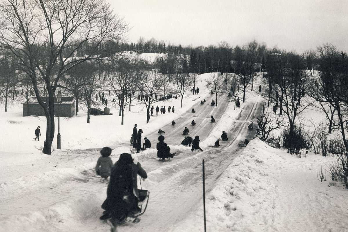 Children and adults sledding in Tantolunden, Stockholm, winter 1917. Photo: Stockholms stadsmuseum (public domain).