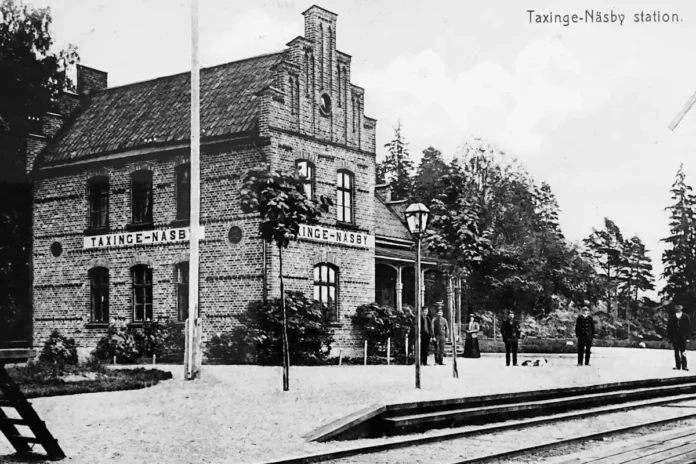 Postcard from around the year 1900 with the Taxinge-Näsby station building. Photo: Public domain