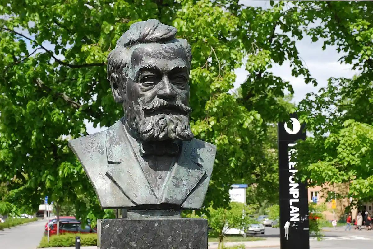 Bust at Telefonplan in southern Stockholm, representing Lars Magnus Ericsson (1846–1926), the founder of Ericsson. Photo: Bengt Oberger (CC BY-SA 3.0)