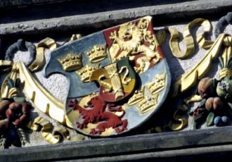 The wall of Lützen Town Hall in Germany, featuring Sweden’s coat of arms with incorrect tinctures. Photo: Jacob Truedson Demitz (Public Domain)