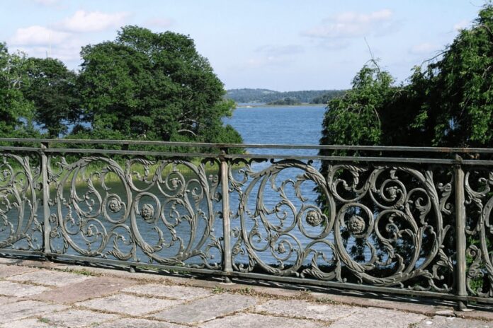 Cast-iron balustrade railings at Tullgarns Palace. Photo: I, Xauxa. CC BY 2.5