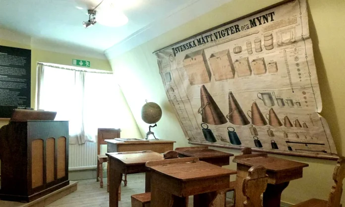 Interior of the schoolroom at Tumba Bruk. Photo: Holger.Ellgaard (CC BY-SA 3.0)