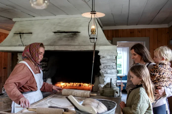 Tunnbröd baking in the Bakehouse (Bagarstugan) at Skansen in Stockholm. Photo: Skansen/Therese Jahnson.