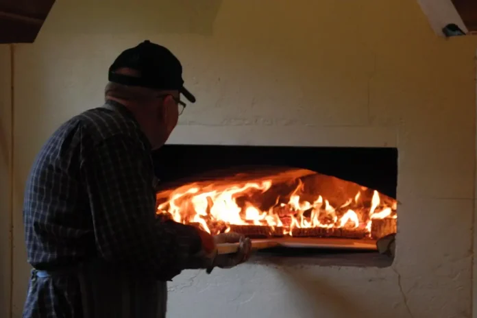 Tunnbröd baking in a wood-fired oven in a bakehouse in Vilhelmina, Västerbotten. Photo: Anki Berg (CC BY-SA 4.0)