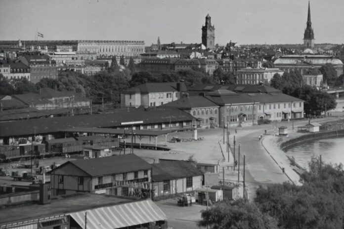 View towards the palace and the German Church, old buildings in the foreground. Photo: Järnvägsmuseet (Public domain)