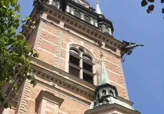 View up towards the tower of the German Church in the Old Town. Photo: Gerda Arendt (CC BY-SA 4.0)