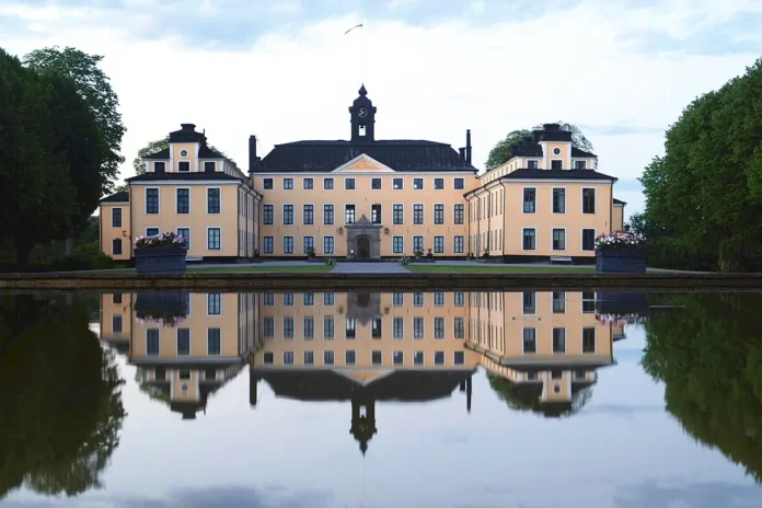 Ulriksdal Palace, view from the west over the fountain basin. Photo: Prolineserver (talk) (CC BY-SA 3.0)