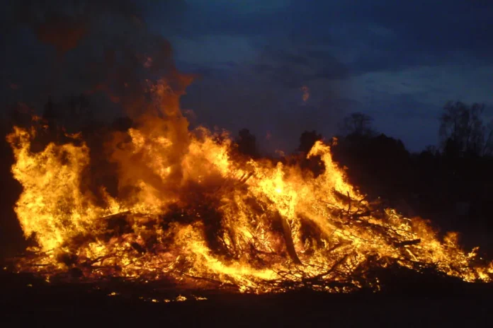 A traditional Walpurgis Night bonfire in Fornuddsparken, located in Tyresö Municipality in southern Stockholm. Photo: Lurifax (Attribution)