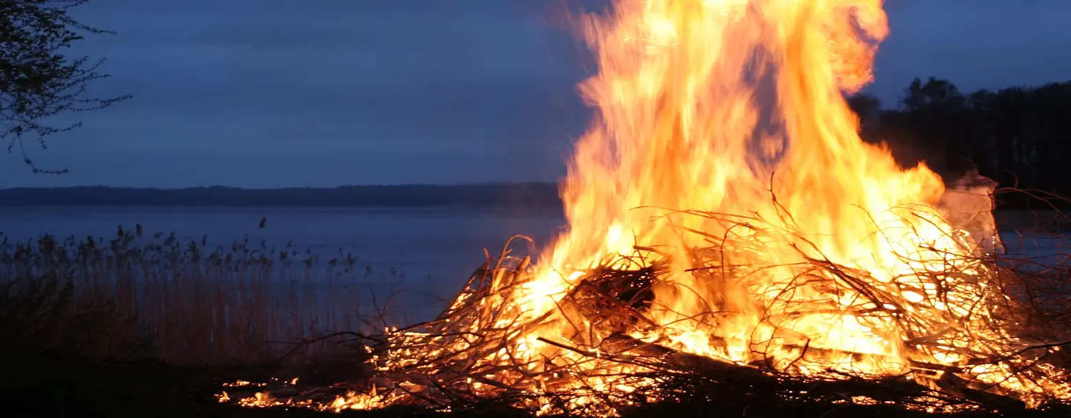 A typical Walpurgis Night bonfire in Sweden. This one is from Ringsjön. Photo: David Castor (CC0)