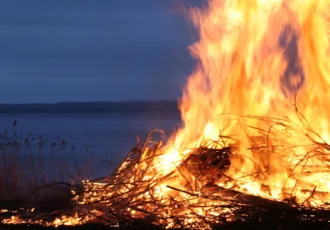 A typical Walpurgis Night bonfire in Sweden. This one is from Ringsjön. Photo: David Castor (CC0)