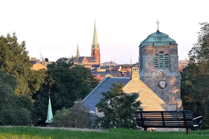 St. Stephen's Church and St. John's Church seen from Vanadislunden. In the background, Hammarbybacken can be glimpsed. Photo: I99pema (CC BY-SA 3.0)