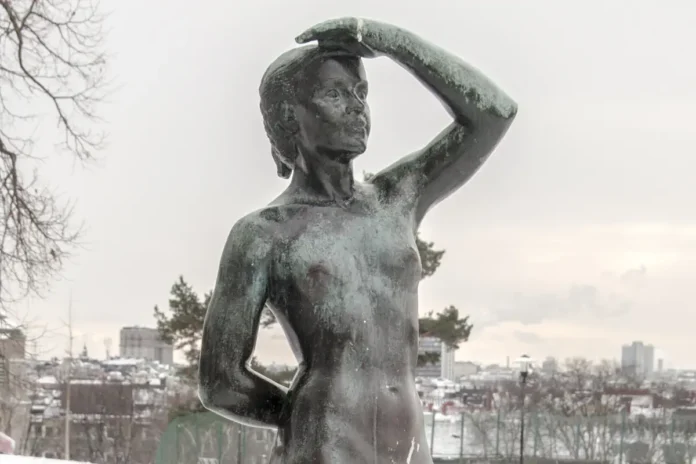 'Girl in the Evening Sun' in Vanadislunden, Stockholm. By sculptor Anders Jönsson, 1955. Photo: I99pema (CC BY-SA 3.0)