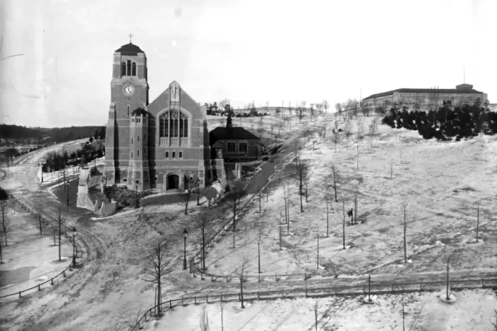 Vanadislunden around 1910. St. Stephen's Church in the foreground and the first water reservoir on the hill. Photo: Unknown/Stockholms Stadsmuseum (Public domain)