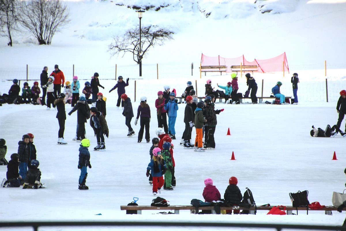 Children enjoying ice-skating on the football field at Vasaparken in Stockholm. Photo: Fjmustak (CC BY-SA 4.0)