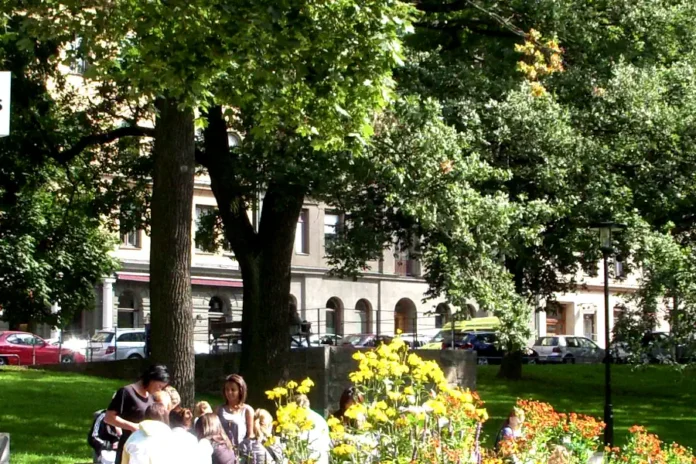 Astrid Lindgren's terrace in Vasaparken, with Dalagatan in the background. Photo: Holger.Ellgaard (CC BY-SA 3.0)
