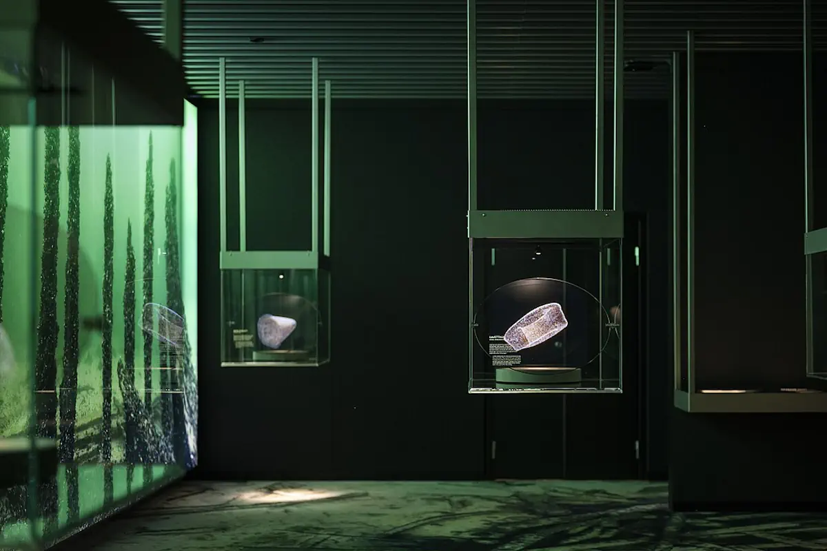 The Resande Man exhibition, displaying holograms of artifacts from the ship, including a cannon-carriage wheel in the foreground.